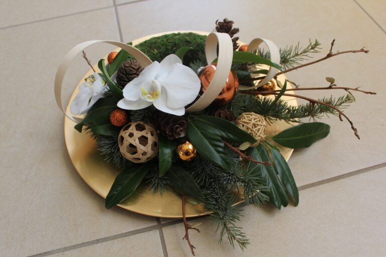 1-centre de table Noel moderne orchidee blanche dore