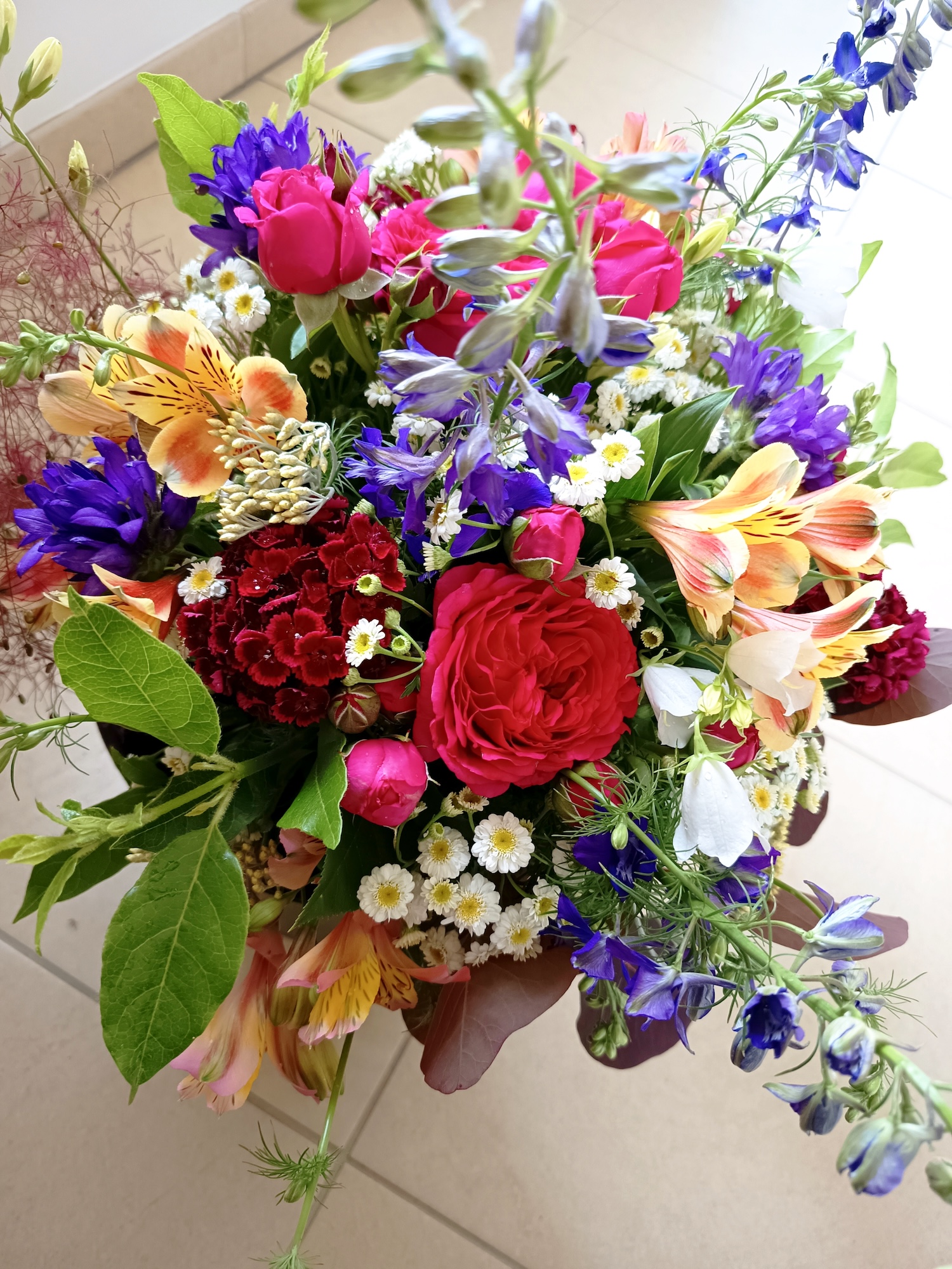 10-gros bouquet rond roses et delphiniums