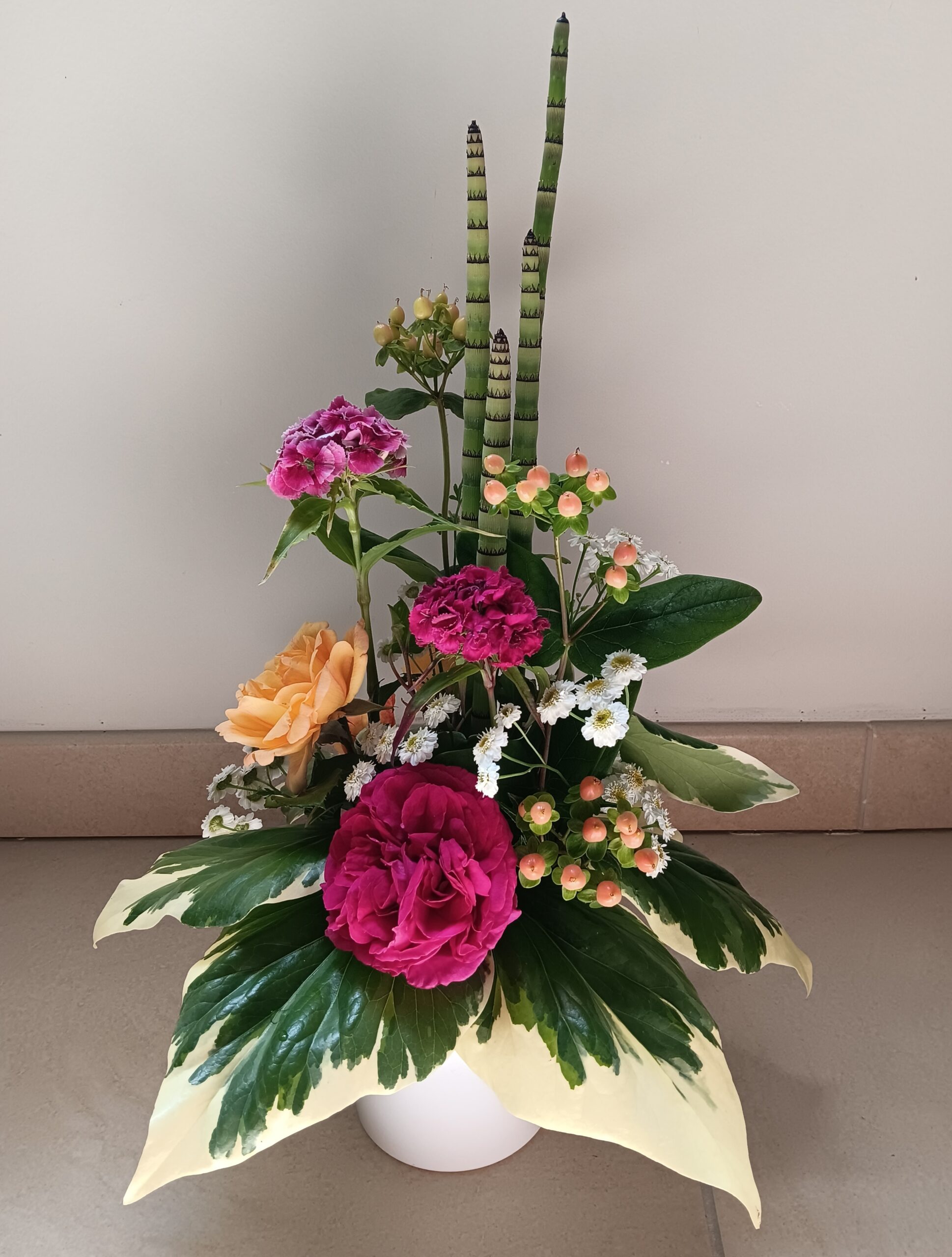 composition haute prêle - roses et baies1